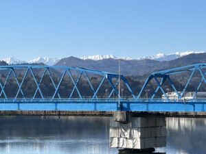 犀川に架かる青い橋と山並み