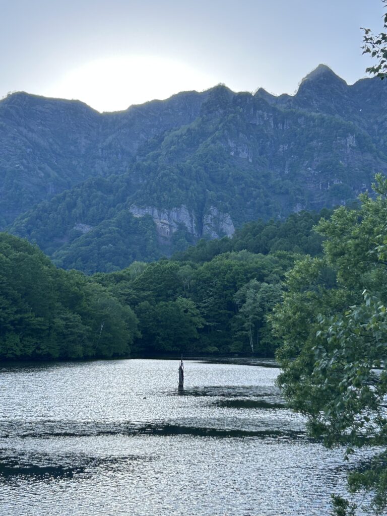 鏡池から望む戸隠連峰