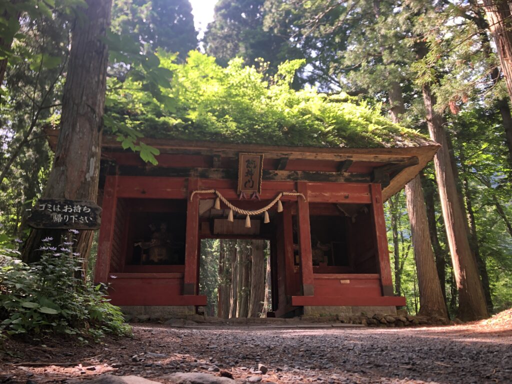 戸隠神社奥社参道の随神門