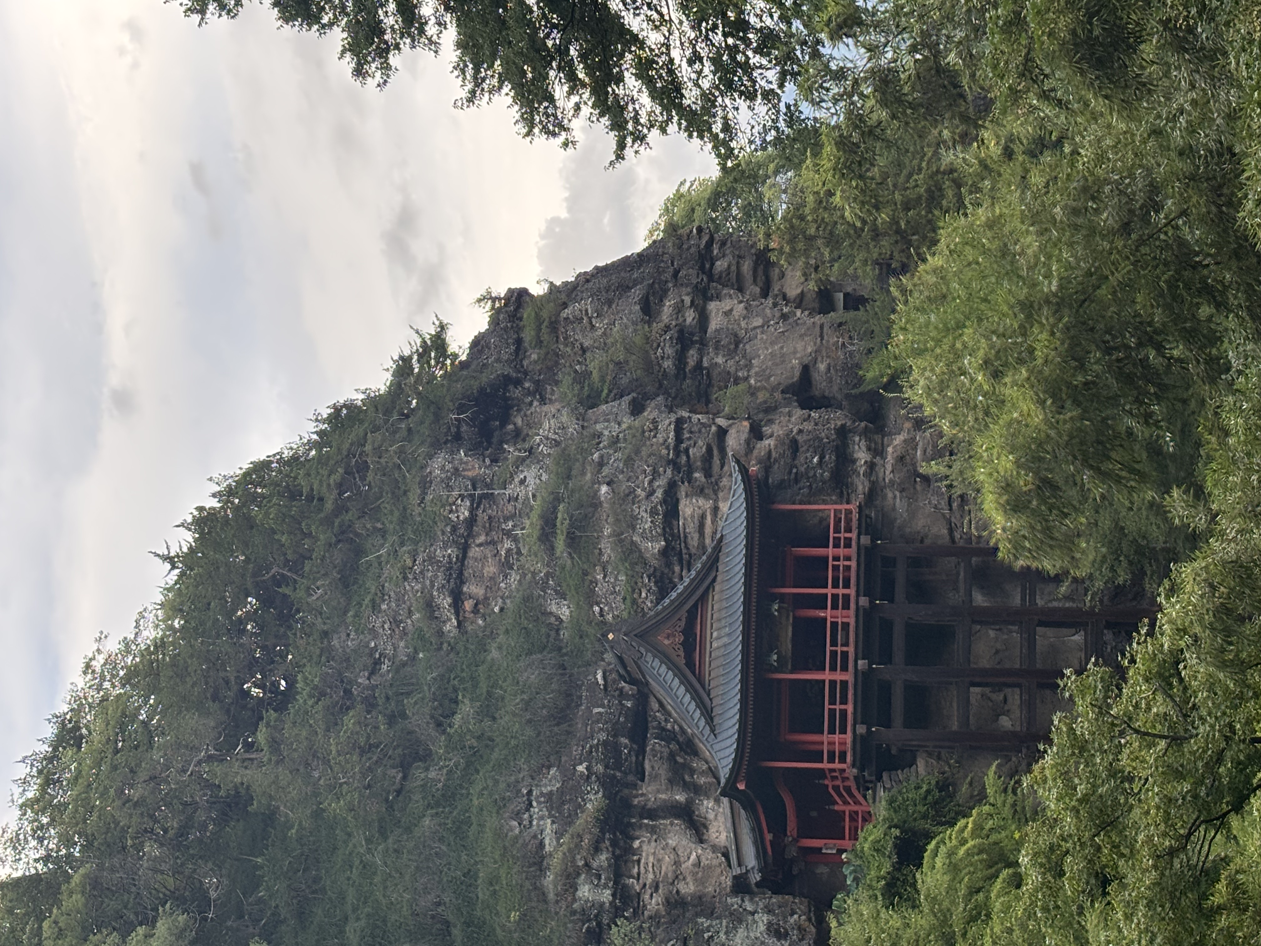 【保存版】小諸・布引観音完全ガイド｜断崖の観音堂と「牛に引かれて善光寺参り」の伝説