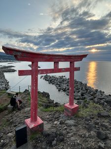 糸魚川・能生の弁天岩完全ガイド｜朱色の曙橋と日本海を望む海上のパワースポット